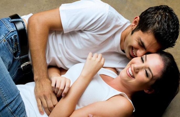 Un home excita cando toca a unha nena